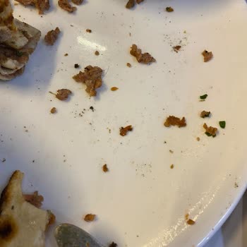 Yemekte Hijyen Sorunu Ve Garsonun Israrcı Davranışı