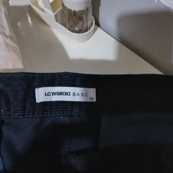 Bir Kere Giyilen Pantolonun Kumaşı Kendiliğinden Yırtıldı