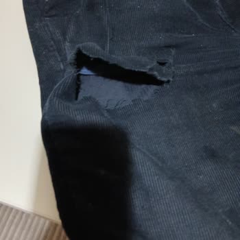 Bir Kere Giyilen Pantolonun Kumaşı Kendiliğinden Yırtıldı