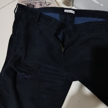 Bir Kere Giyilen Pantolonun Kumaşı Kendiliğinden Yırtıldı