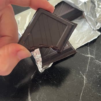 Harras Bitter Çikolatadan Çıkan Plastik Parça Güvenimi Sarstı