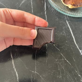 Harras Bitter Çikolatadan Çıkan Plastik Parça Güvenimi Sarstı