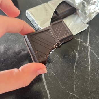 Harras Bitter Çikolatadan Çıkan Plastik Parça Güvenimi Sarstı