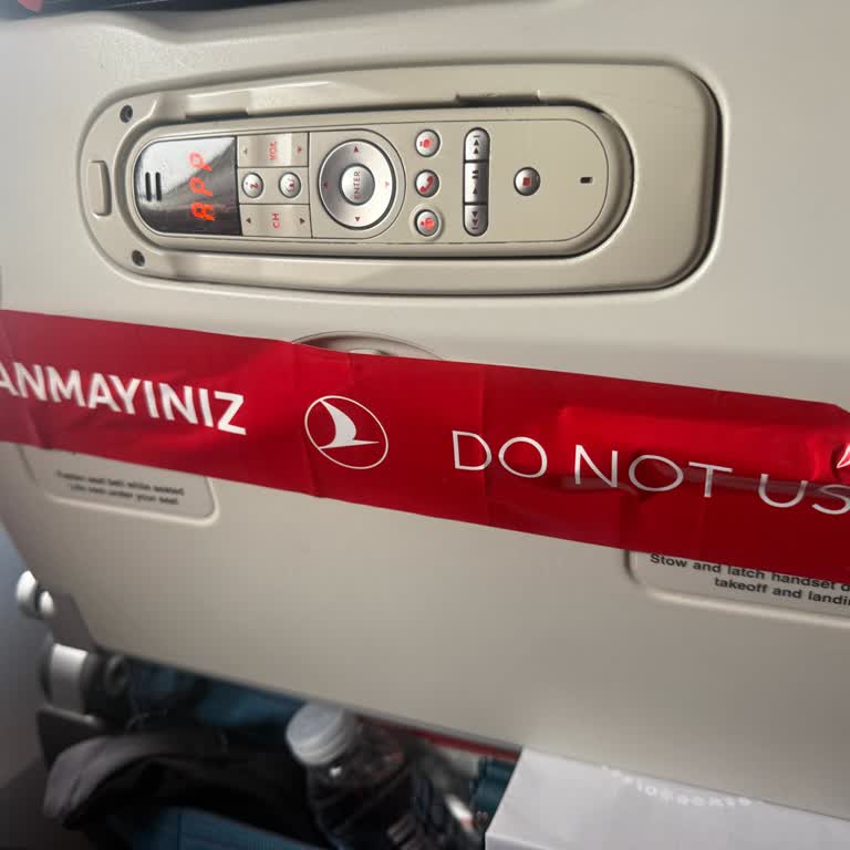 THY Uzun Uçuşta Ücretli Koltuğun Servis Masası Arızalı Çıktı