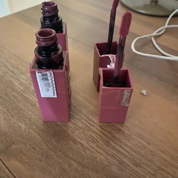 Проблема с оттенком помады Loreal Paris Maybelline New York 10 Lippy