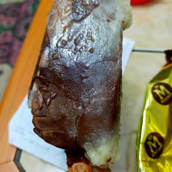 A101 Bandırma Şubesinden Aldığım Magnum Dondurmada Şekil Bozukluğu Ve Şüpheli Materyal