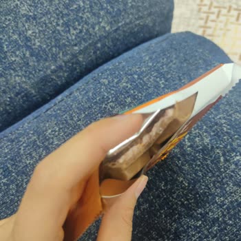 Aldığım Bademli Krokanlı Çikolatanın İçinden Çilekli Çikolata Çıktı