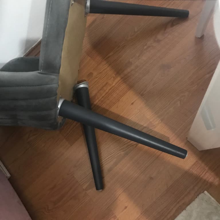 Mobilya Sandalye Ayakları Kırıldı, Servis Hizmeti Alınamıyor