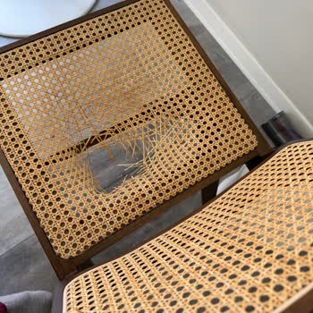 Kısa Sürede Yırtılan Ve Çöken Sandalyeler İçin Çözüm Bekliyoruz