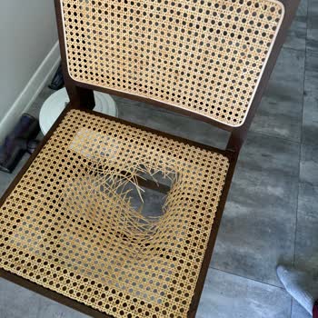 Kısa Sürede Yırtılan Ve Çöken Sandalyeler İçin Çözüm Bekliyoruz