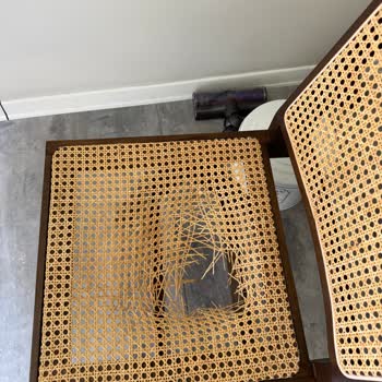 Kısa Sürede Yırtılan Ve Çöken Sandalyeler İçin Çözüm Bekliyoruz