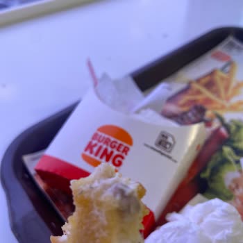 Hamburgerin İçinden Çıkan Şüpheli Madde Şok Etti