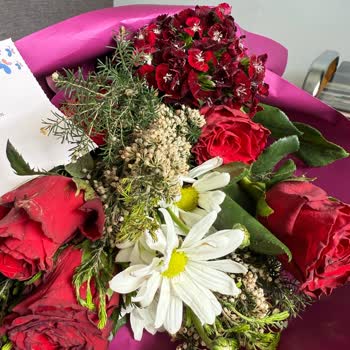 Sipariş Edilen Çiçekler Solmuş Ve Geç Teslim Edildi