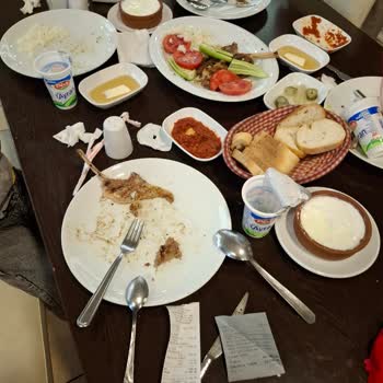 Kuzu Pirzola Çiğ Geldi Köfte Kötüydü Salata Yağ İçinde Yüzüyordu Paramız Boşa Gitti