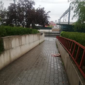 Tren İstasyonu Girişinde Yağmurda Geçiş ve Erişilebilirlik Sorunu
