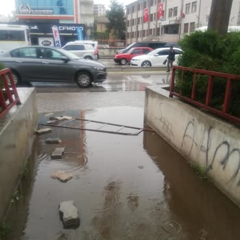 Tren İstasyonu Girişinde Yağmurda Geçiş ve Erişilebilirlik Sorunu