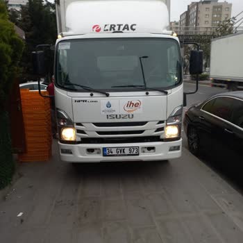 Kaldırıma Çıkan Araç Yayaları Tehlikeye Attı