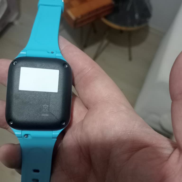 TCL Marka Akıllı Çocuk Saati Arka Vida Yerlerinde Kırıklar Mevcut