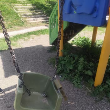 Parktaki Salıncak Ve Temizlik Sorununa Çözüm Bekliyoruz