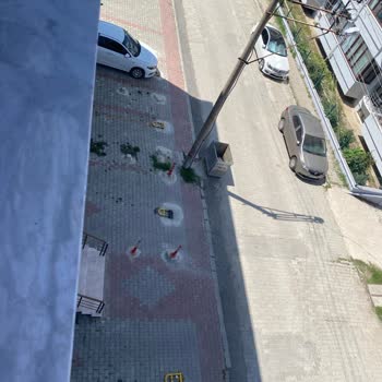 Yan Apartmanın Çöp Konteyneri Araç Çıkışımı Engelliyor: Acil Çözüm Talebi