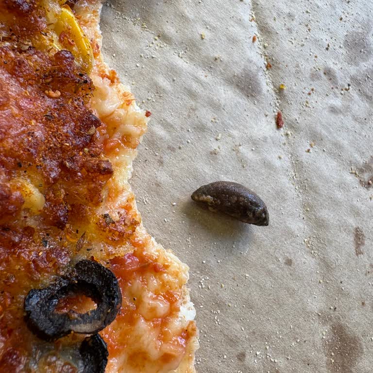 Pizzadan Çıkan Zeytin Çekirdeği Çocuğumun Dişini Zedeledi