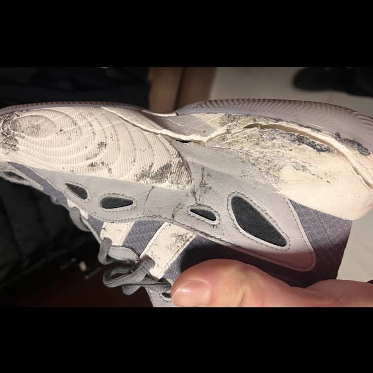 Adidas Basketbol Ayakkabısı Kısa Sürede Tabanı Patladı, Garanti Reddi