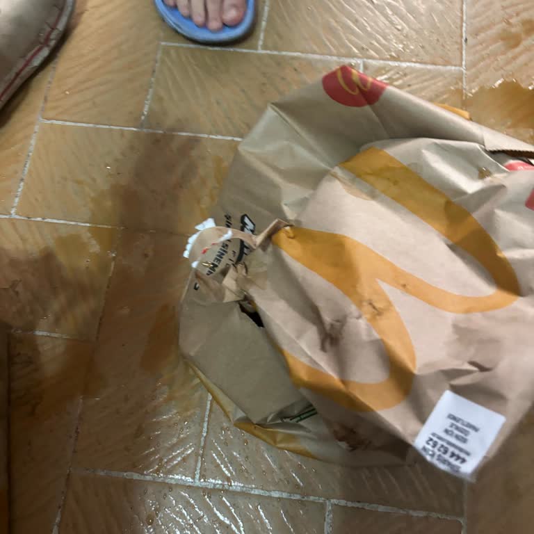 Siparişimdeki Kolalar Hamburgerlerin Üzerine Döküldü