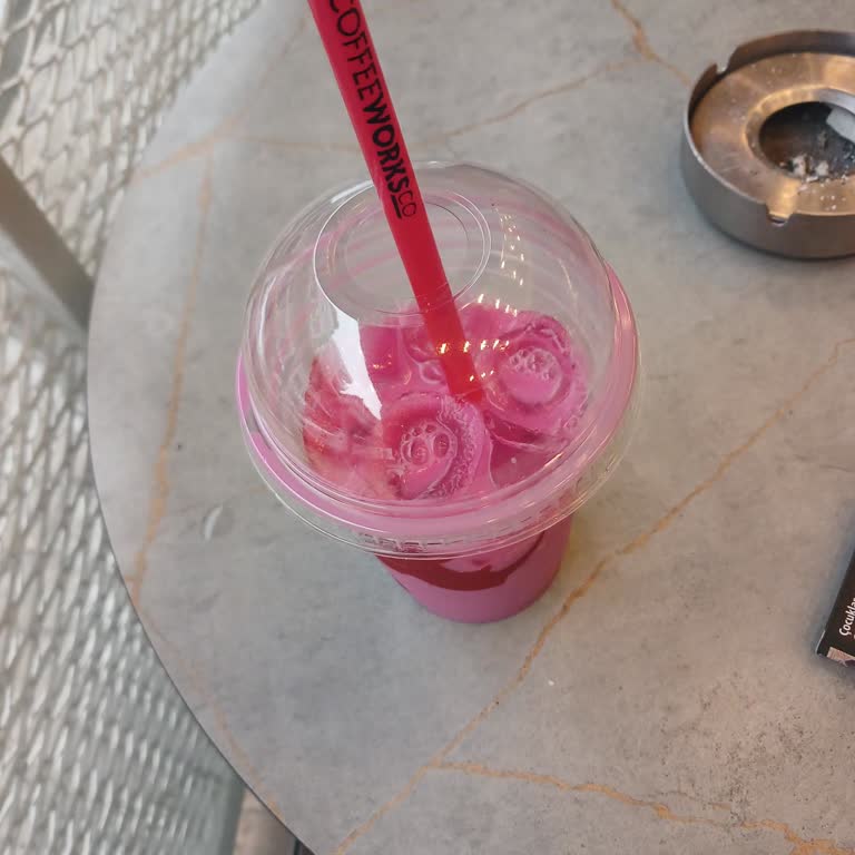 Pink Matcha Latte Beklentimi Karşılamadı, Sadece Pembe Süt Verildi