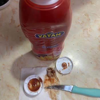 Ketçap Şişesinin İçinden Çıkan Bilinmeyen Madde Şaşkınlığı