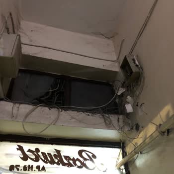 Apartman İçindeki Dağınık Telekom Kutusu Güvenlik Riski Oluşturuyor