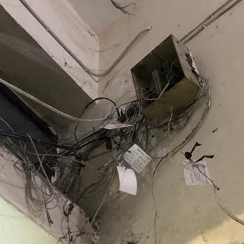 Apartman İçindeki Dağınık Telekom Kutusu Güvenlik Riski Oluşturuyor