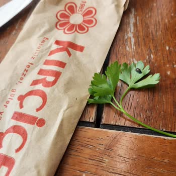 Kırçiçeği'nde Yeşillik Tabağında Böcek Şoku