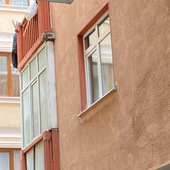 Yan Binadaki Hasarlar Nedeniyle Can Güvenliğim Tehlikede Endişeliyim