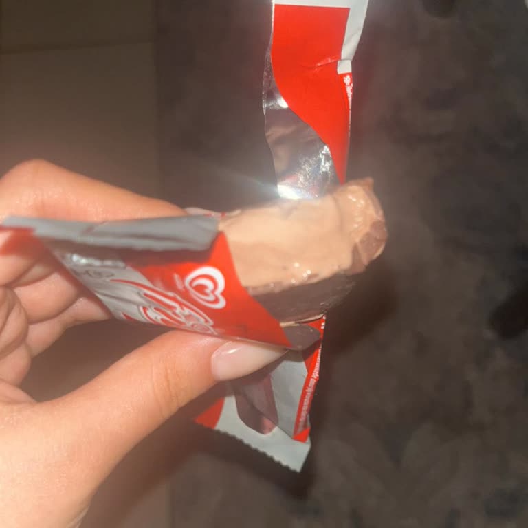 Tarihi Geçmemiş Dondurmada Ekşi Tat Ve Mide Bulantısı