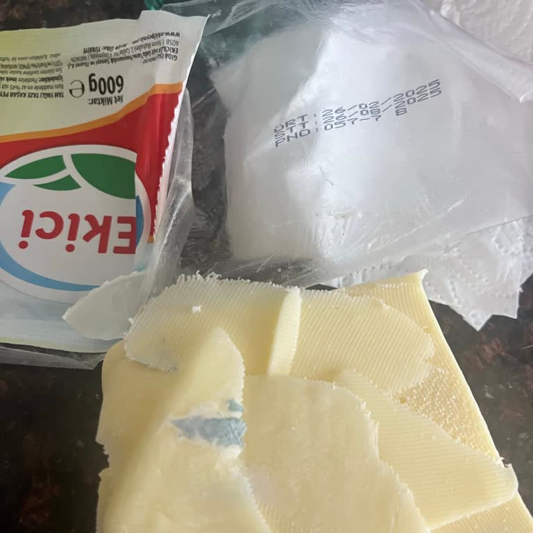 Açıldıktan Kısa Süre Sonra Küflenen Kaşar Peyniri Mağduriyeti