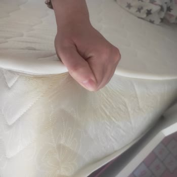 İnbedding Yatak Hem Sarardı Hem De Tüy Verdi