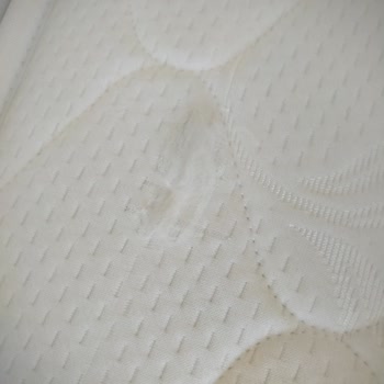 İnbedding Yatak Hem Sarardı Hem De Tüy Verdi