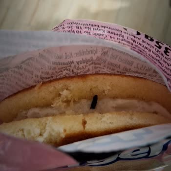 Eti Süt Burger İçinden Sert Siyah Cisim Çıktı, Güvenim Sarsıldı