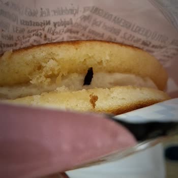 Eti Süt Burger İçinden Sert Siyah Cisim Çıktı, Güvenim Sarsıldı
