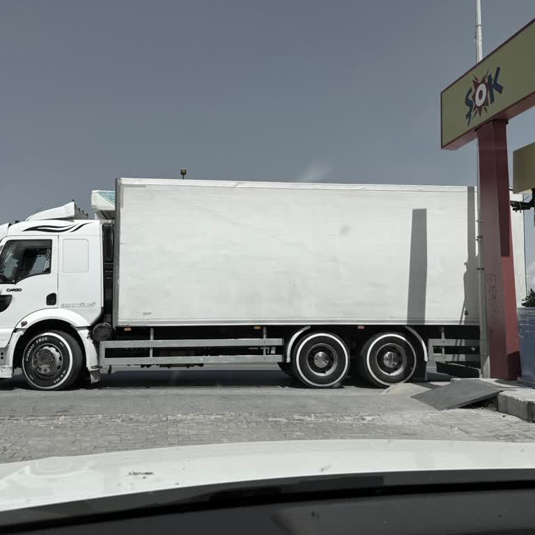 Şok Market Nakliye Kamyonları Trafiği Ve Acil Geçişleri Engelliyor