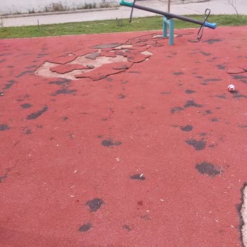 Oyun Parkındaki Tehlikeler Ve İlgisizlik Nedeniyle Endişeliyiz