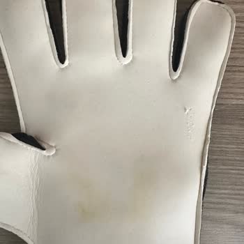 Intersport Yarım Saatte Deforme Olan Eldiven İçin İnceleme Sonucu Hayal Kırıklığı