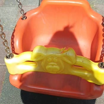 Çocuk Parkındaki Tehlikeli Aletler Ve Kapatılmayan Yol Çukuru Endişesi