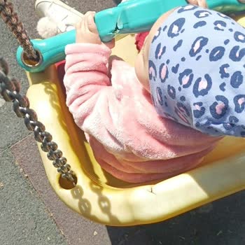 Çocuk Parkındaki Tehlikeli Aletler Ve Kapatılmayan Yol Çukuru Endişesi