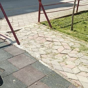 Çocuk Parkındaki Tehlikeli Aletler Ve Kapatılmayan Yol Çukuru Endişesi