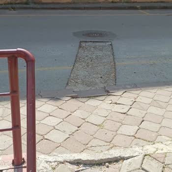 Çocuk Parkındaki Tehlikeli Aletler Ve Kapatılmayan Yol Çukuru Endişesi