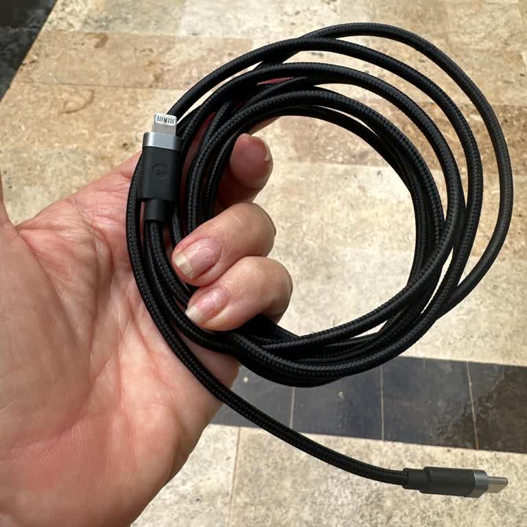 Apple Store’dan Alınan Orijinal Şarj Kablosu Kısa Sürede Bozuldu