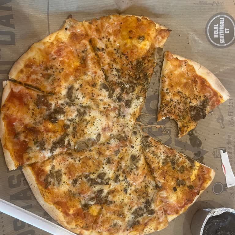 Sbarro İstiklal AVM'de Pizzaların Malzemesi Çok Az Ve Lezzetsiz
