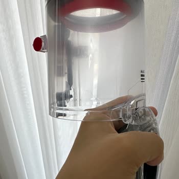 Dyson V12 Süpürgemin Toz Haznesindeki Çizik Ve Buğulanmaya Çözüm Bulamıyorum