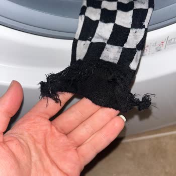 Çamaşır Makinesi Kıyafetleri Yırtıyor, Servis Çözüm Sunmuyor
